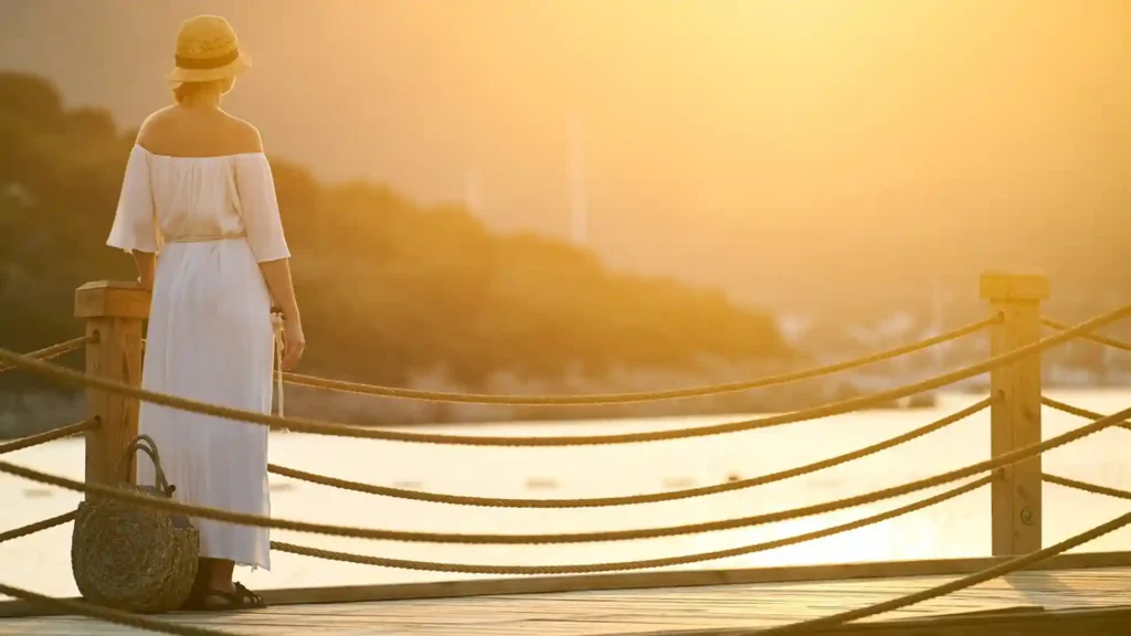 Test Selbstmitgefühl, Frau, die auf einen See blickt