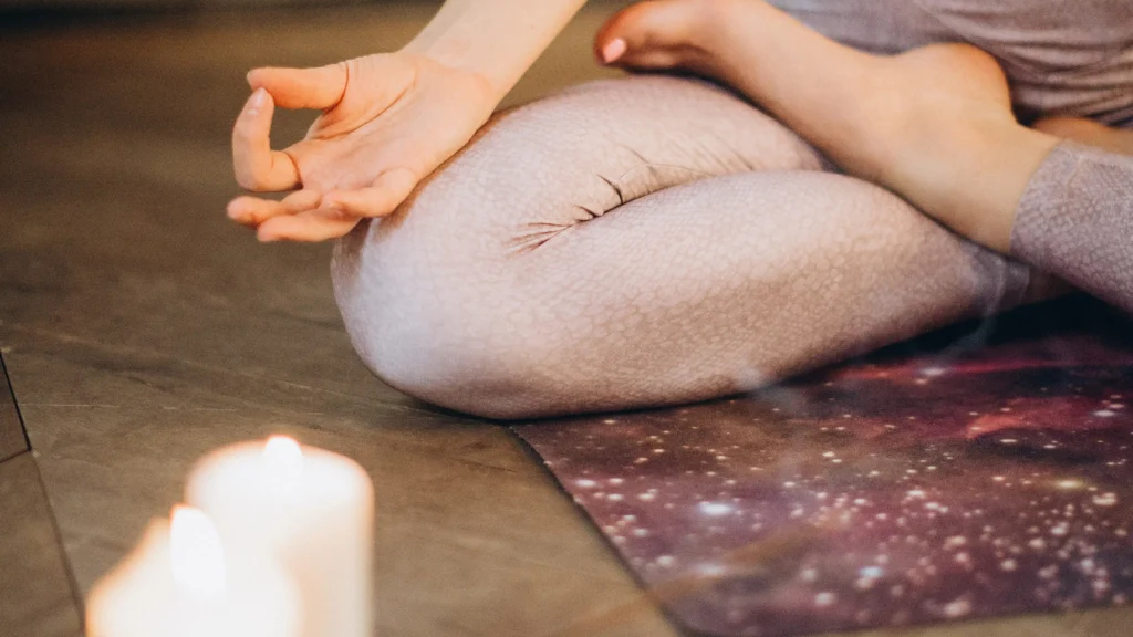 Warum Empathie auch erschöpfend werden kann, Frau im Lotussitz