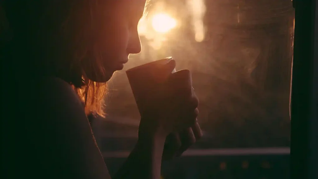 Warum Empathie auch erschöpfend werden kann, Frau Trinkt Kaffee