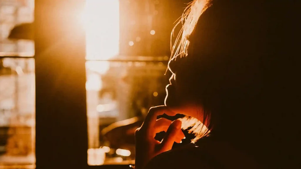 Warum Empathie auch erschöpfend werden kann, grübelnde Frau