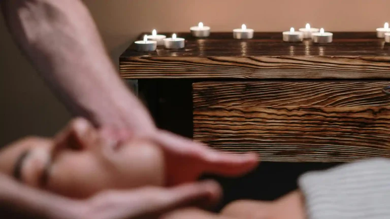 Shiatsu: Selbstfürsorge für Körper und Nervensystem, liegende Frau mit Teelichter