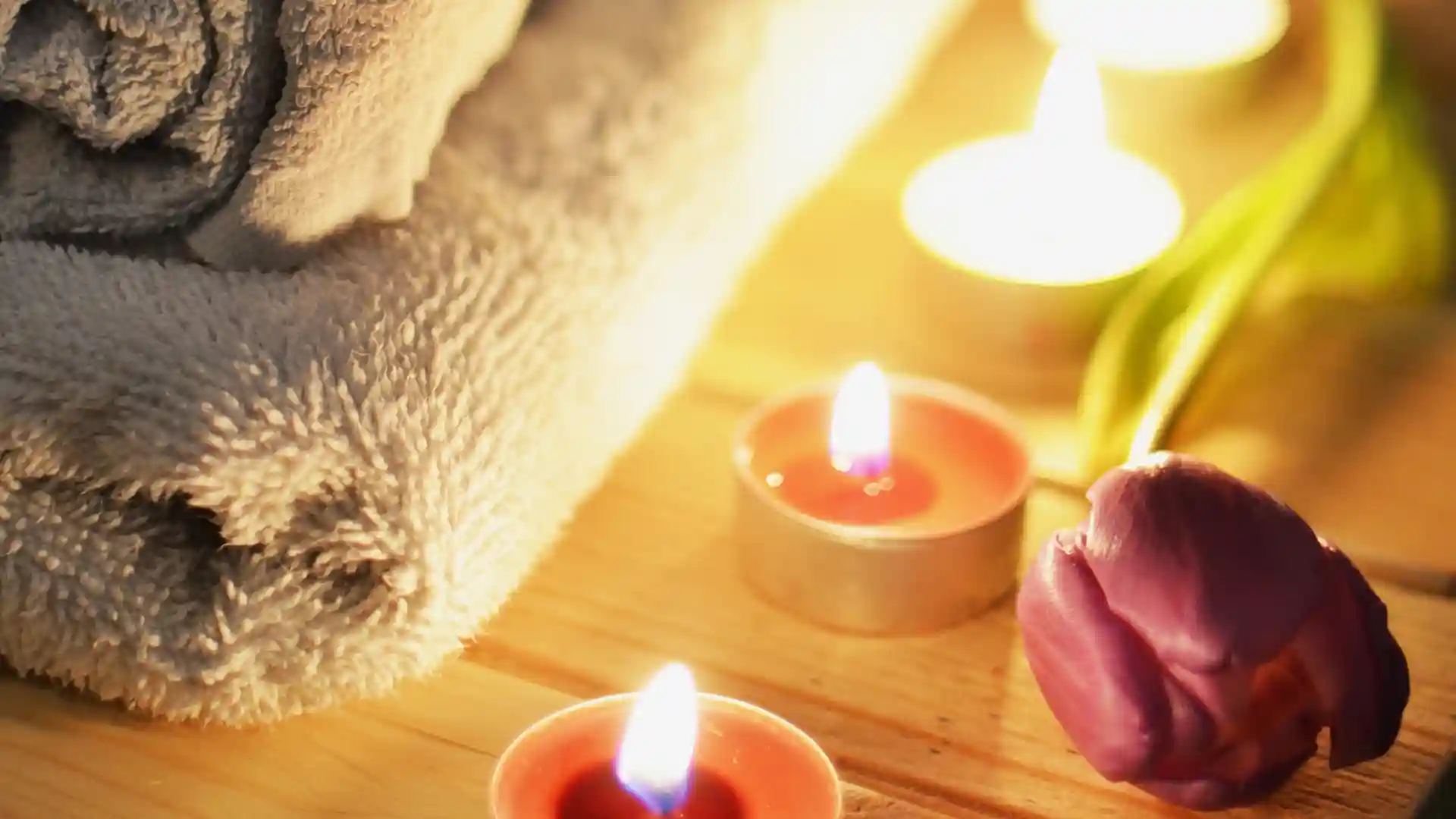 Shiatsu: Selbstfürsorge für Körper und Nervensystem, Handtücher mit Teelichter