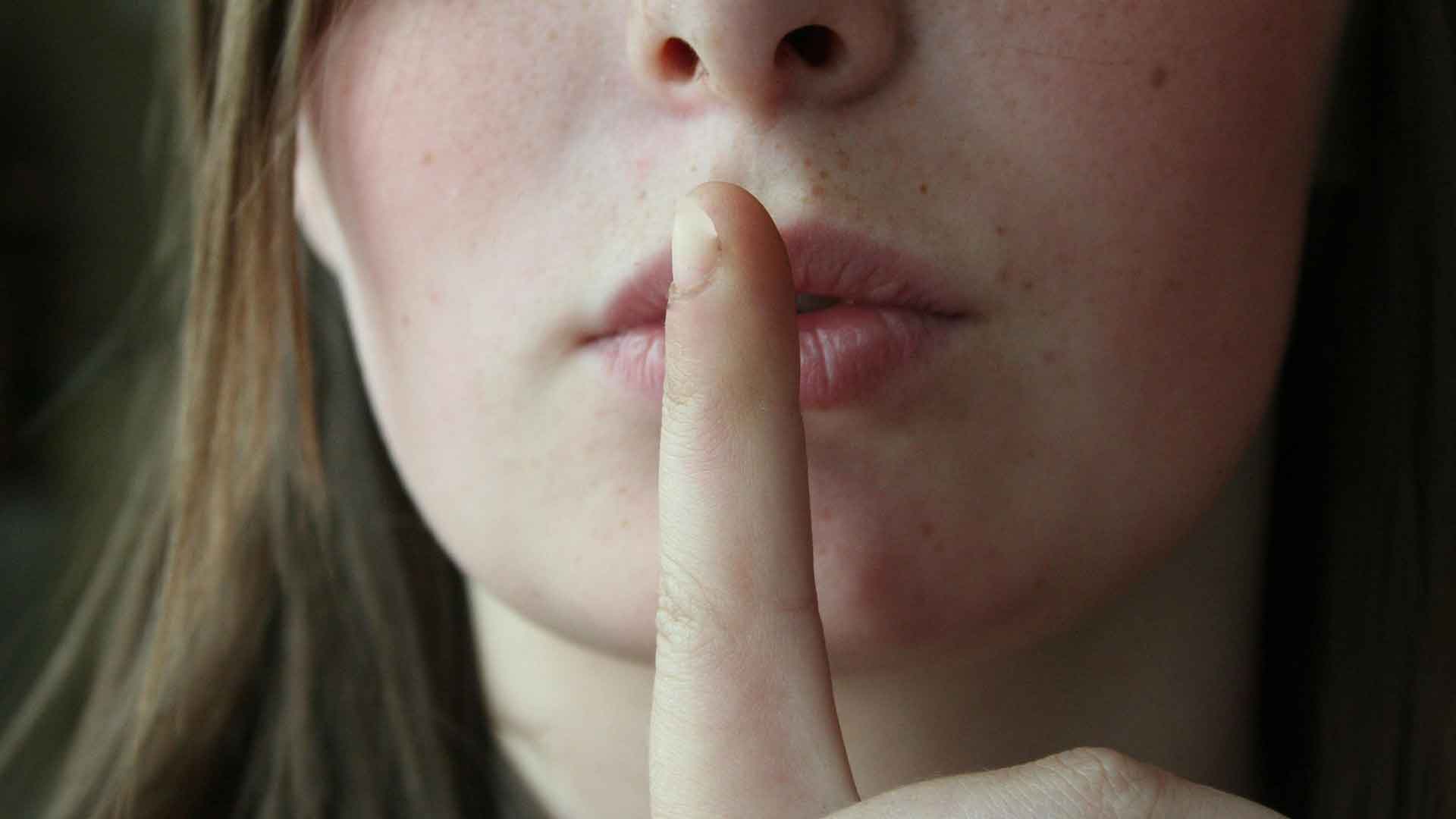 Die "Stille Stunde": Ein Akt der Empathie, Mund mit Zeigefinger davor