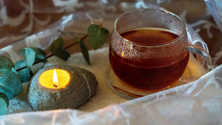 Warum ME TIME ein wichtiger Akt der Selbstfürsorge ist, Tasse Tee mit Kerze