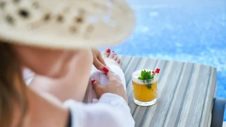 Tipps und Übungen für mehr Selbstfürsorge, Frau am Strand